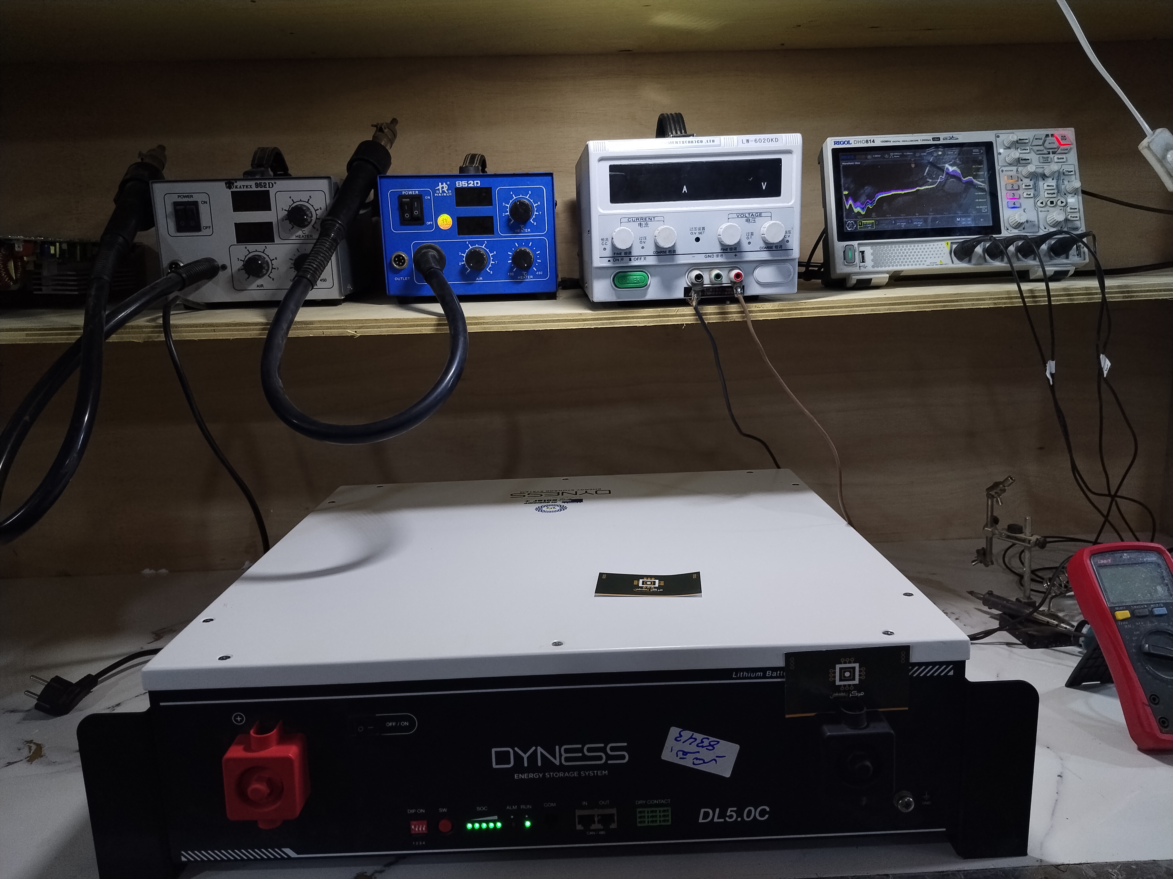 صيانة طاقة شمسية وتجميع بطاريات ليثيوم بمركز بن عفيف